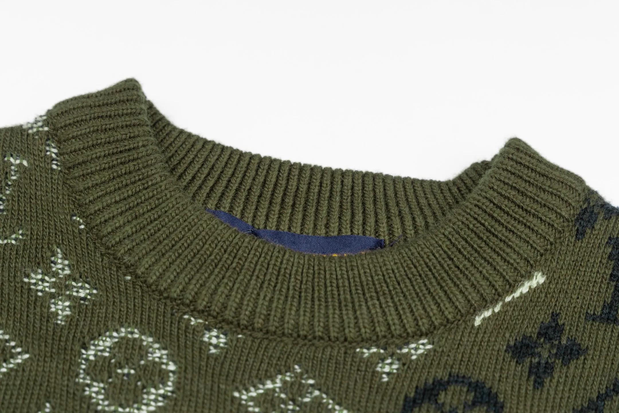 🅿️560 1v 26SS all-over green camouflage jacquard crew neck sweater. The original version was purchased and developed for 16,360 yuan. The fabric is made of high-quality wool blended fabric, which is soft to the touch and has excellent warmth retention. The overall design adopts a round neck, and the collar, cuffs and hem are all ribbed, with moderate elasticity, comfortable to wear and not easy to deform. The main part uses jacquard technology, and the pattern is composed of the brand's iconic letters and geometric figures. The colors are distinct and the three-dimensional effect is strong. Multi-colored yarns are interwoven during the jacquard process to ensure clear patterns and long-lasting washability. The knitting density is uniform and the number of stitches per inch is precisely controlled to ensure the stiffness and breathability of the clothing. The splicing of the shoulders and sleeves adopts seamless technology, with smooth and natural lines without excess threads. The overall workmanship is fine, and every stitch is even and neat, reflecting the high-quality production process. The overall wiring is straight and delicate, the fabric is comfortable and soft, and the color is consistent without color difference. It can be matched with the same style to create a fashionable look and control various occasions. Customized accessories, complete with three standards, the same style for men and women. Size:S-M-L-XL